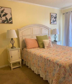 Beautiful 3 Bdrm Condo steps from Beach & Main St